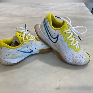 Women’s tennis/court shoes